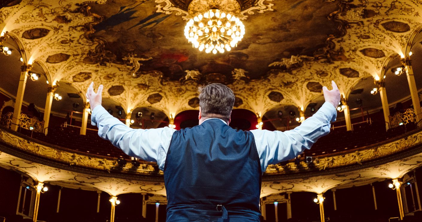 Sven Kamin bei einem Auftritt im Hamburger Schauspielhaus. Er wurde für seine Poetry Slams mehrfach ausgezeichnet. © Michelle Jekel