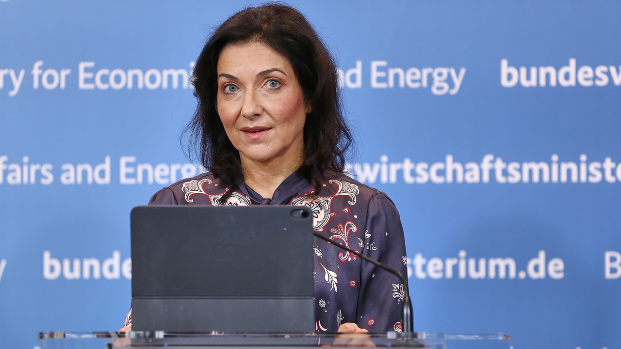 Kürzlich hatte Katherina Reiche bei einem Medienauftritt ein Tablet vor sich aufgebaut. Ihre Vorträge wirken meist wie abgelesen. © picture alliance/dts-Agentur