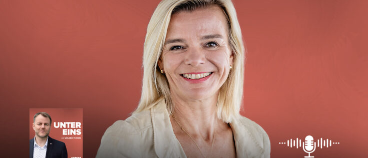 Podcast-Banner mit Betty Kieß, lächelnd vor rotem Hintergrund, links das Logo „Unter eins“ und Mikrofon-Symbol.