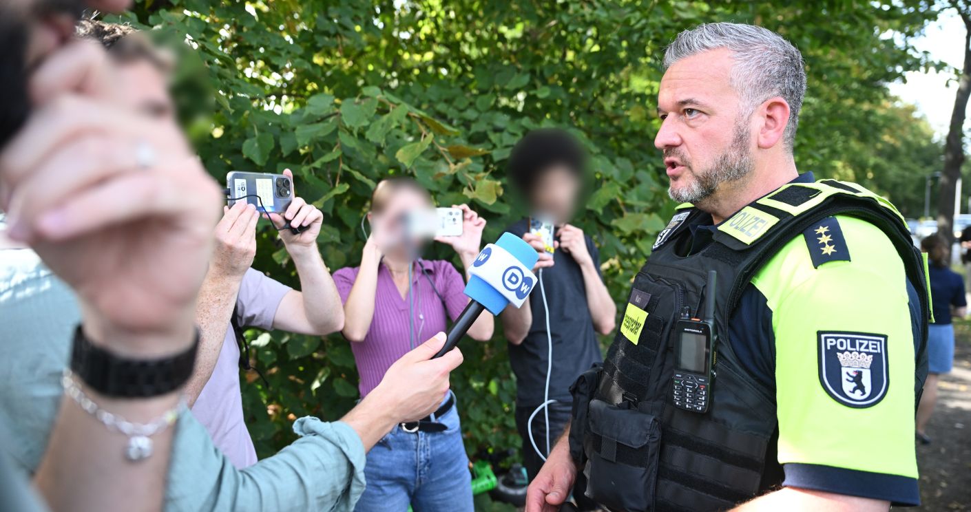 Florian Nath, Pressesprecher der Polizei Berlin, gibt ein Statement zu einem Unfall in  Berlin-Wedding. (Unkenntlichmachung der Personen durch dpa) © picture alliance / dpa