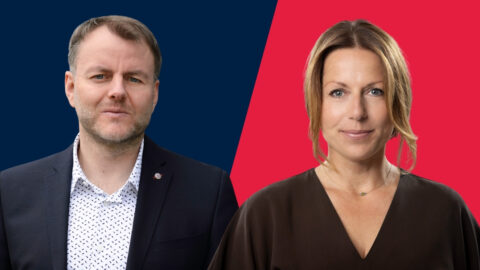 Zwei Personen stehen nebeneinander, eine mit dunklem Hintergrund und die andere mit rotem Hintergrund.