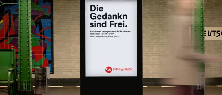 Plakat in der U-Bahn: "Die Gedanken sind Frei." BVL-Logo, Hinweis auf Legasthenie. Hintergrund unscharf.
