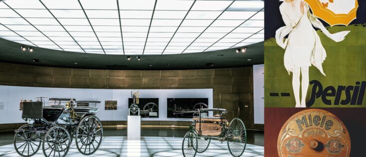 Historische Fahrzeuge von Mercedes, Persil-Werbung und Miele-Claim.
