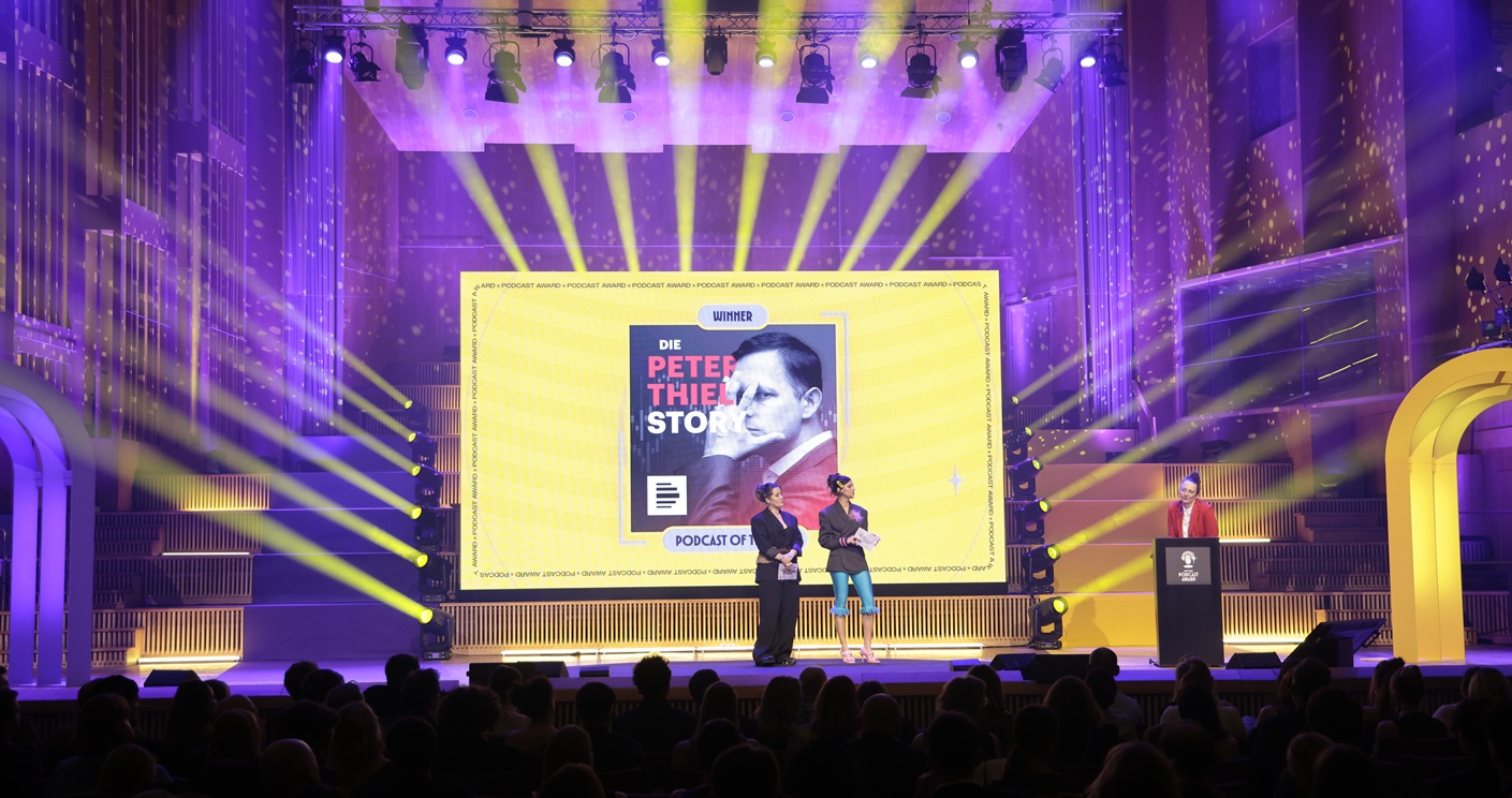 „Die Peter Thiel Story“ wurde „Podcast of the Year“. Salwa Houmsi und die Podcasterin „Frau Gretel“ (l.) moderierten. © Sebastian Gabsch