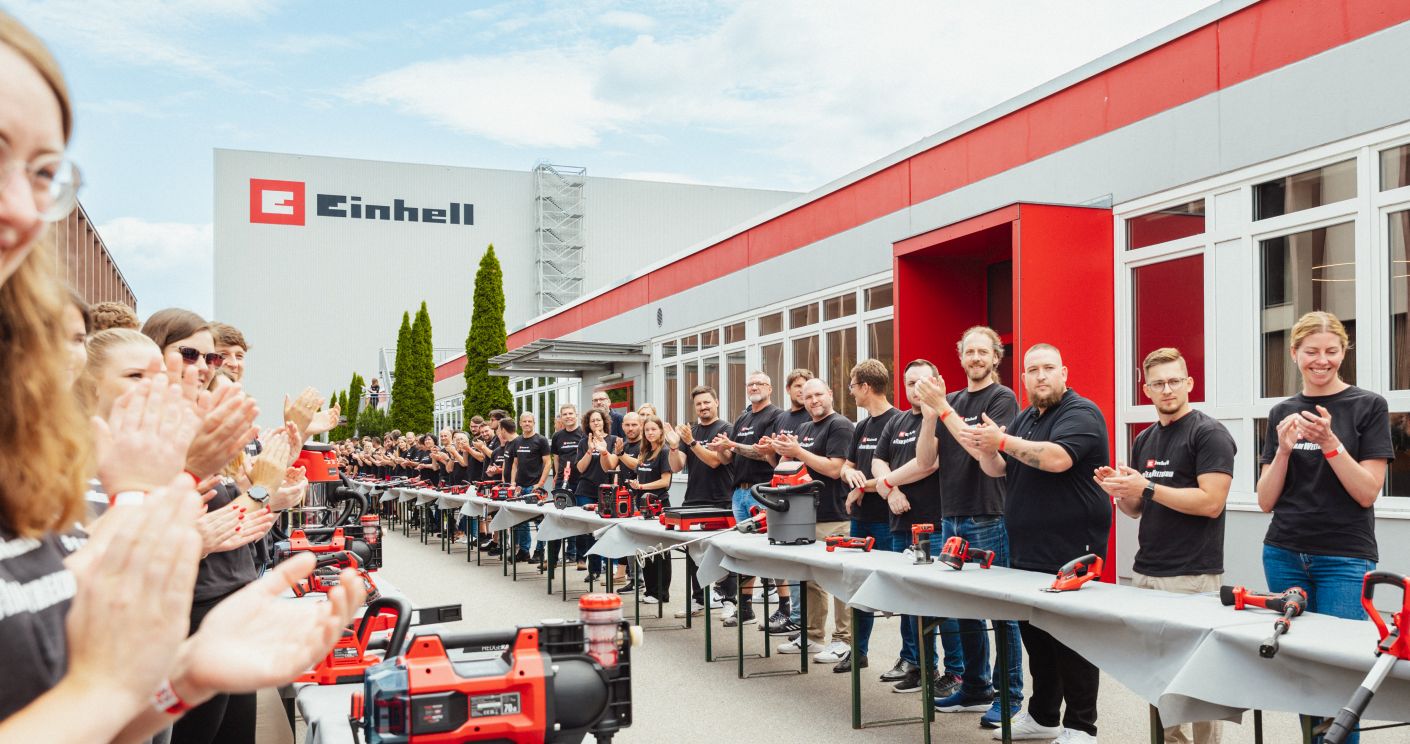 Die Mitarbeitenden von Einhell haben mit einem Akku über 300 Geräte zum Laufen gebracht – Weltrekord. © Linus Seemann
