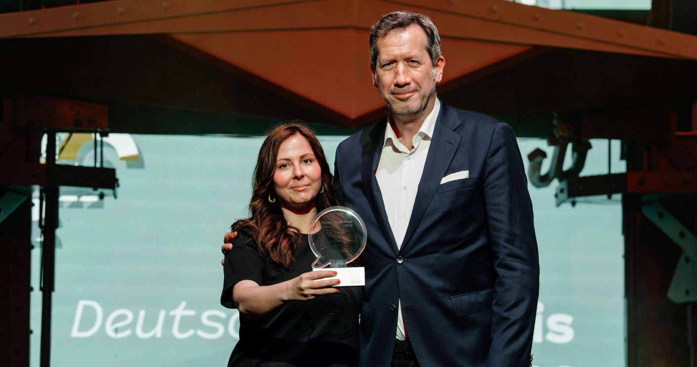 Lisa Müller und Marc Raschke erhielten Platin für die Kommunikation des Klinikums Magdeburg zum Anschlag auf den Weihnachtsmarkt. © Valentin Paster / berlin-eventfotograf.de