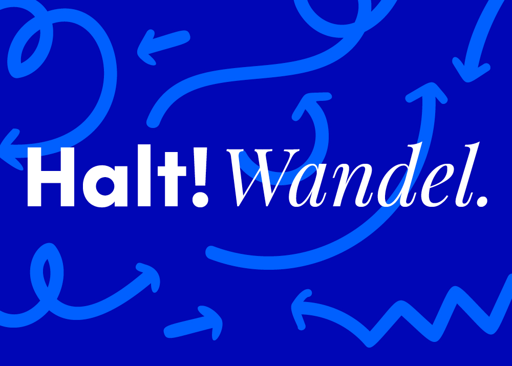 Blauer Hintergrund mit weißen und blauen Pfeilen und dem Text "Halt! Wandel." in verschiedenen Schriftarten.