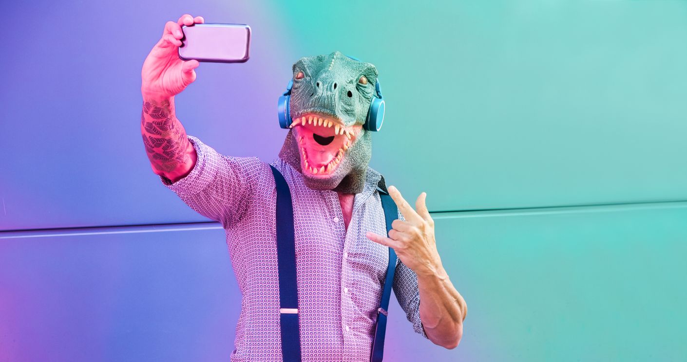 Tiktok ist wie die junge, hippe Bühne im Netz. Aber passt es auch zum eigenen Unternehmen? © Getty Images/DisobeyArt