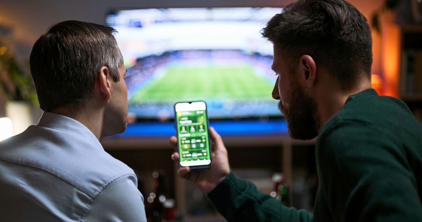 Viele Fußball-Fans sind mit anderen Dingen beschäftigt. © Getty Images/DragonImages