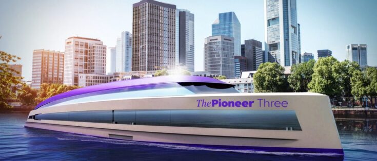 Modernes Schiff "The Pioneer Three" vor einer Skyline mit Wolkenkratzern, reflektiert im Wasser.