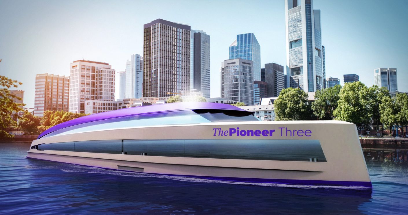 Modernes Schiff "The Pioneer Three" vor einer Skyline mit Wolkenkratzern, reflektiert im Wasser.