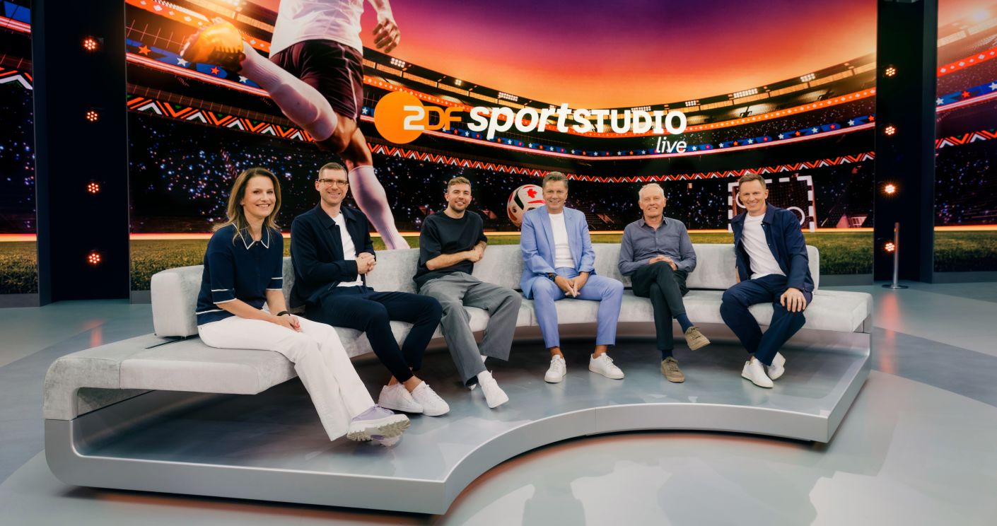 Begleiten die WM vom ZDF-Sofa in Berlin aus (v.l.n.r.): Katrin Müller-Hohenstein, Per Mertesacker, Christoph Kramer, Thorsten Kinhöfer, Christian Streich und Jochen Breyer.
