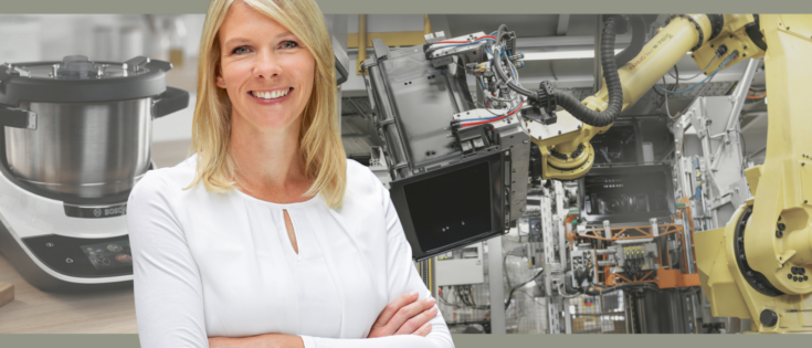 Frau mit verschränkten Armen vor einer Montage von Küchengeräten und Industrierobotern.