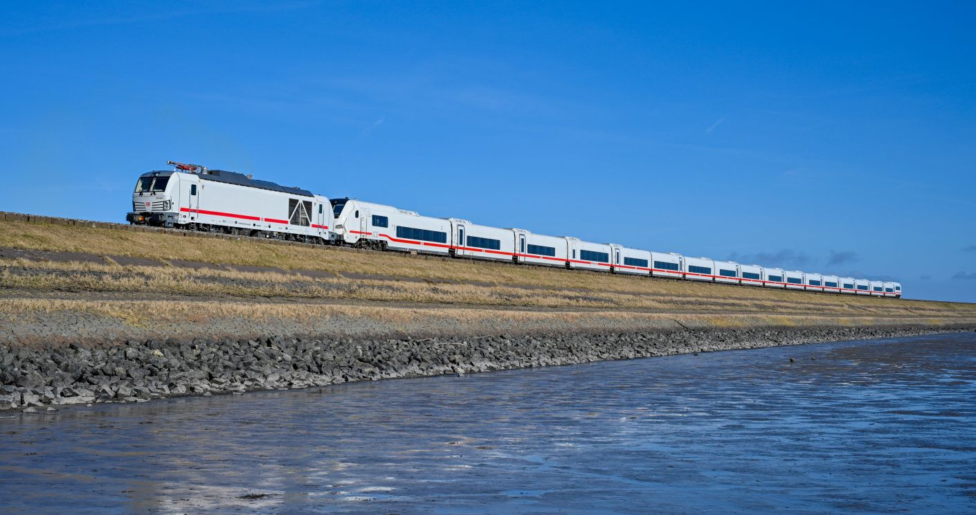 Der neue ICE-L auf dem Weg nach Sylt. Die Bahn richtet auch ihre Kommunikation neu aus. © Deutsche Bahn AG / Dirk Wittmann