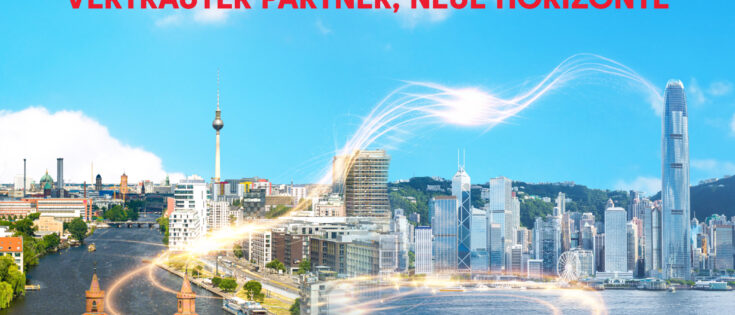 Stadtansicht von Hongkong mit Wolkenkratzern und Wasser, überlagert von dem Text "Vertrauter Partner, neue Horizonte".