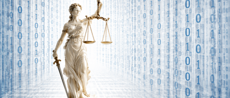 Skulptur der Justitia mit Waage und Schwert, umgeben von einem Hintergrund aus binären Zahlen.