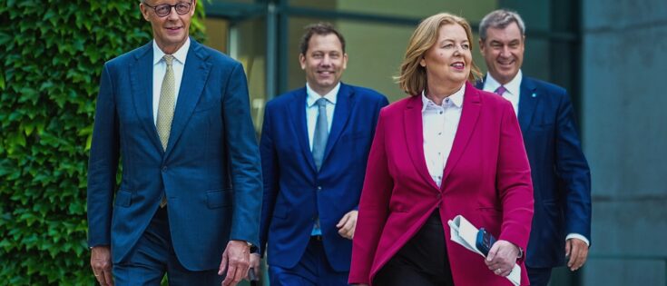 Bundeskanzler Merz und weitere Politiker der Koalition betreten den Garten des Kanzleramtes zur Pressekonferenz.