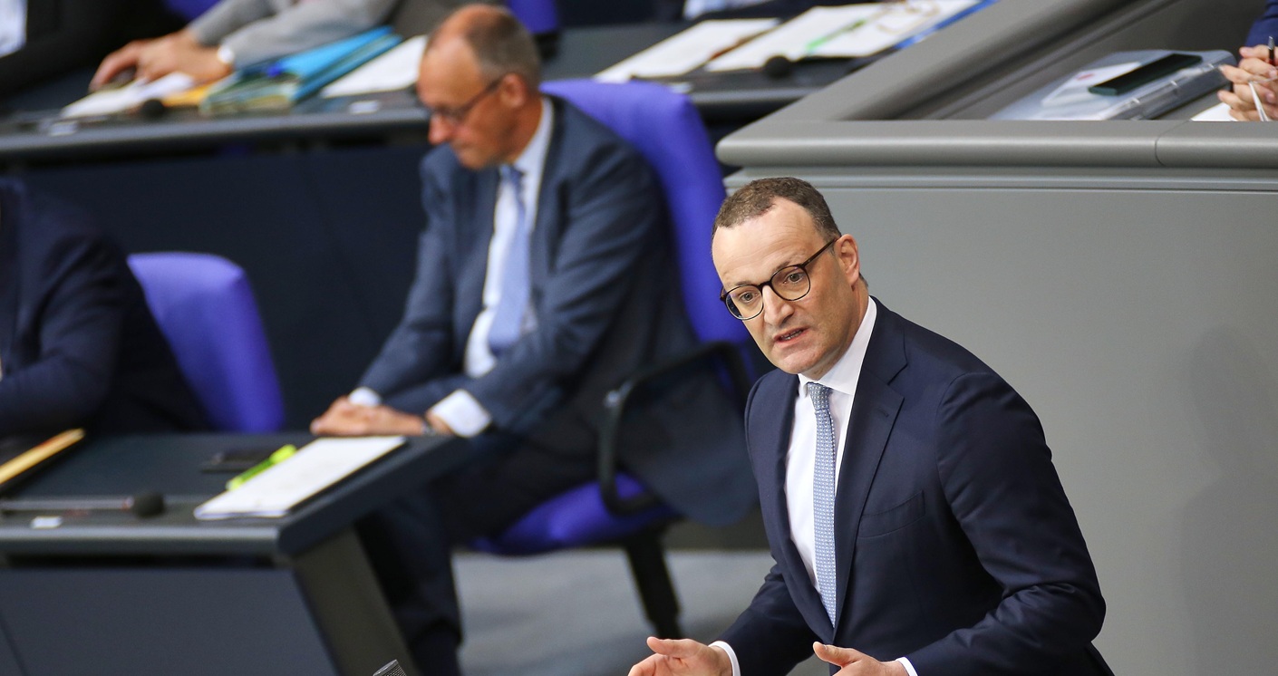 Jens Spahn ist nicht mehr CDU/CSU-Fraktionsvorsitzender. Forderungen nach seinem Rückzug kamen unter anderem aus dem Wahlkreis von Friedrich Merz.  © picture alliance/dts-Agentur