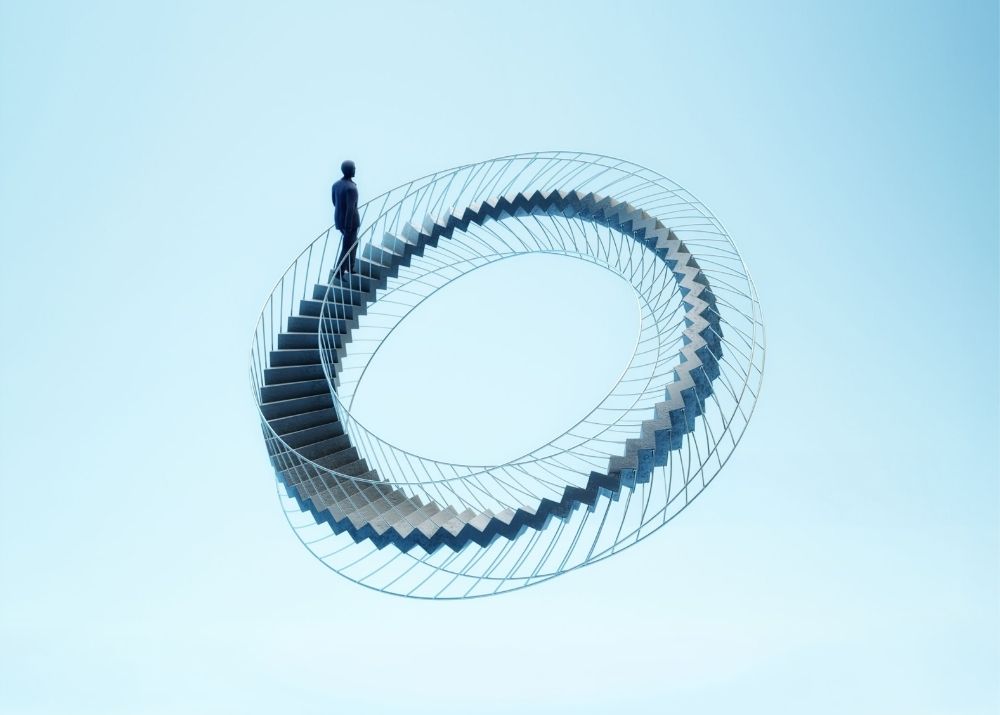 Eine stilisierte Treppe in einer endlosen Schleife, mit einer silhouettenhaften Figur, die nach oben blickt.