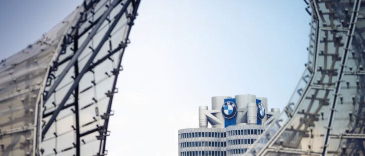 BMW-Zentrale in München, sichtbar durch eine moderne, geschwungene Glasstruktur.
