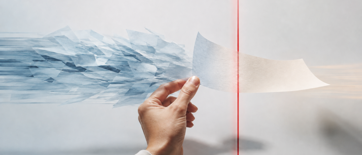 Eine Hand hält ein Blatt Papier, während sich blaue und orangefarbene Formen dynamisch in entgegengesetzte Richtungen be...