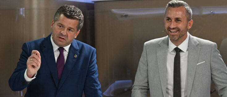Sven Schulze (CDU) und Ulrich Siegmund (AfD) diskutieren in einem TV-Duell im Studio.