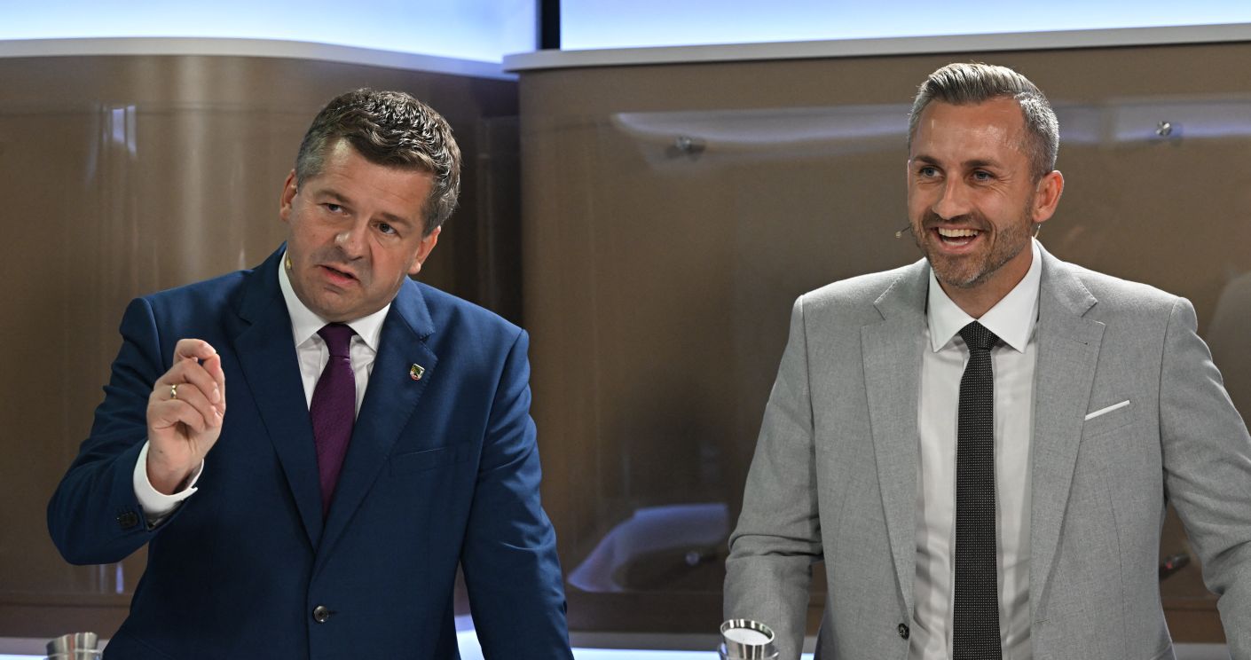 Sven Schulze (CDU, Bild links), Ministerpräsident von Sachsen-Anhalt, und AfD-Spitzenkandidat Ulrich Siegmund im TV-Duell bei MDR. © picture alliance/dpa/dpa pool; Hendrik Schmidt