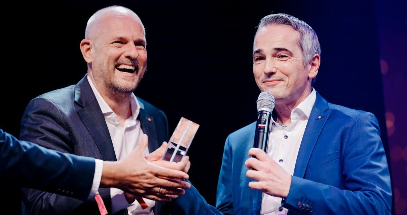 Johannes Winter und Oliver Claas von Leica Camera nehmen den Preis entgegen. © Anika Nowak