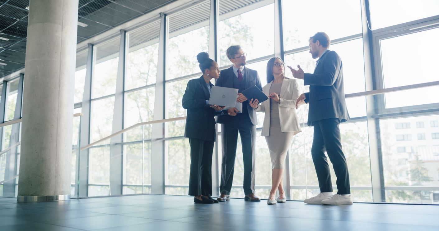 In vielen Unternehmen sind mehrere Führungsebenen bei Transformationsprozessen sichtbar. © Getty Images/gorodenkoff