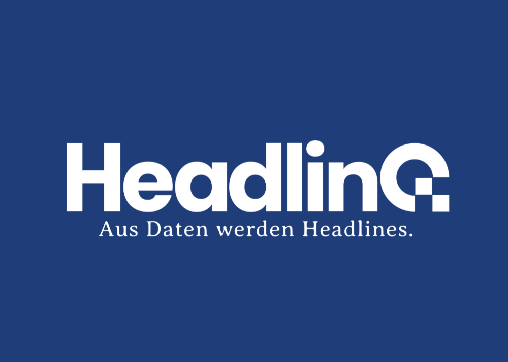 Logo von HeadlinQ auf blauem Hintergrund mit dem Slogan „Aus Daten werden Headlines.“