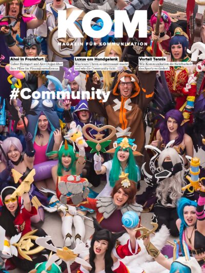 Gruppenszene von Cosplay-Fans in bunten Kostümen, die fröhlich posieren und die Gemeinschaft feiern.