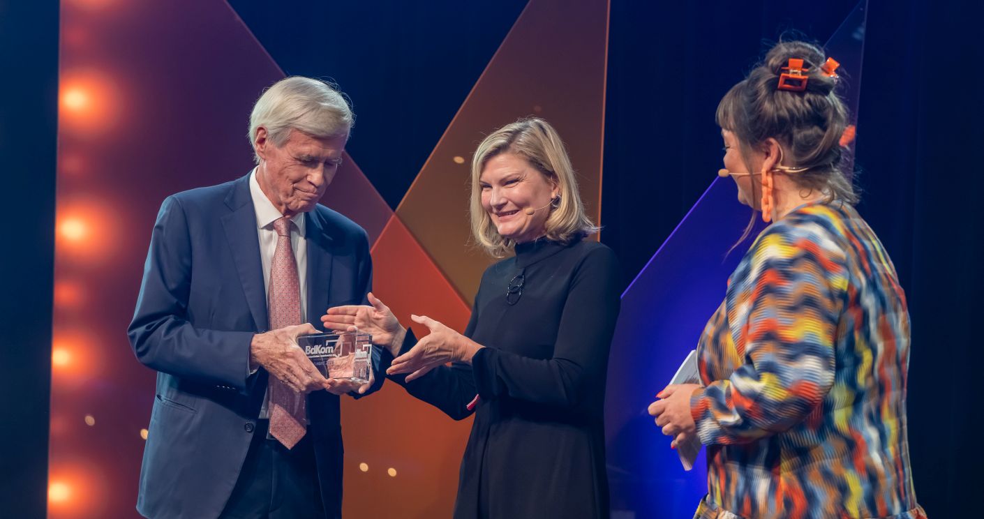 Der Unternehmer Michael Otto (l.) wurde mit dem BdKom-Ehrenpreis gewürdigt. Den Preis übergab BdKom-Präsidentin Regine Kreitz (m.) im Beisein von Moderatorin Marie-Christine Knop auf der Speakers Night. © Christoph Petras