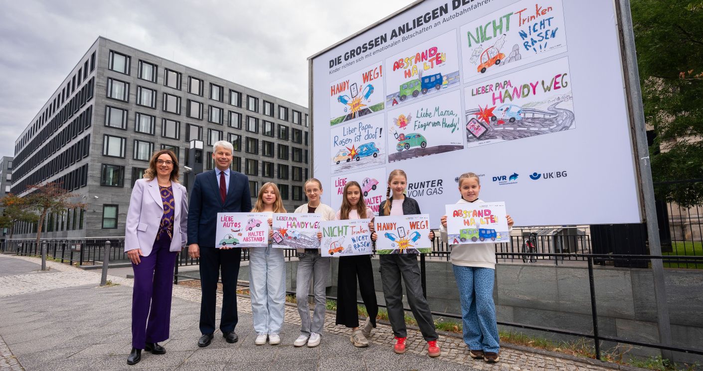 Bundesverkehrsminister Steffen Bilger (2.v.l.) und DVR-Vizepräsidentin Christiane Leonard (l.) präsentieren die neuen Plakate gemeinsam mit den jungen Künstlerinnen. © Runter vom Gas