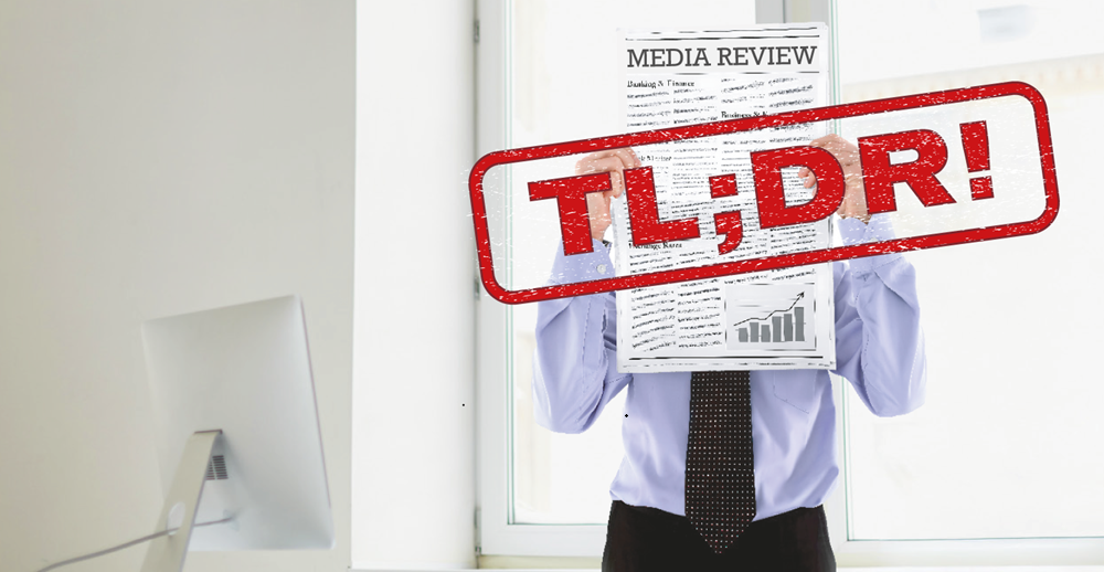 Mann in Hemd hält eine Zeitung mit der Aufschrift "TL;DR!" vor einem Fenster. Schreibtisch und Computer im Hintergrund si...