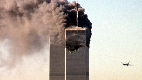 Zweites Flugzeug steuert auf den World Trade Center-Turm, der von Rauch und Feuer umgeben ist.