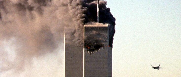 Zweites Flugzeug steuert auf den World Trade Center-Turm, der von Rauch und Feuer umgeben ist.