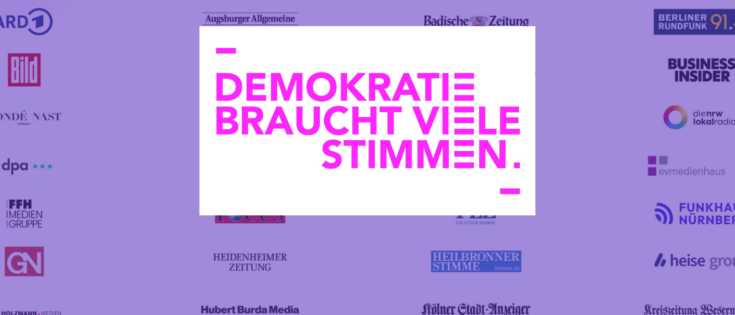 Logo mit dem Text "DEMOCRACY BRAUCHT VIELE STIMMEN." vor einem lila Hintergrund und verschiedenen Zeitungslogos.