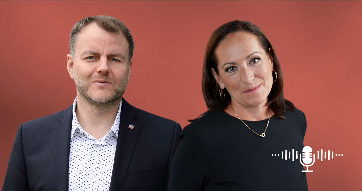 KOM-Chefredakteur Volker Thoms im Gespräch mit SAP-Kommunikationschefin Monika Schaller. © Dominik Butzmann; Cornelis Gollhardt; Collage: Quadriga Media Berlin